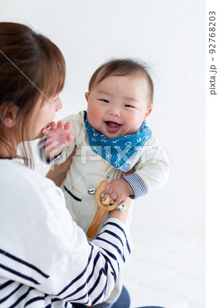 子供をあやす母親 子供をあやす母親 92768203
