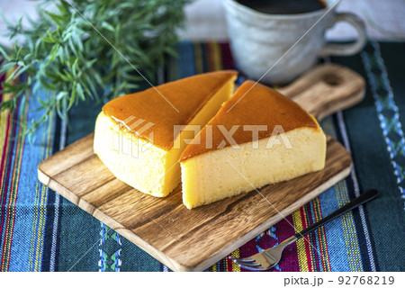 チーズケーキ（チーズスフレ）とコーヒー 92768219