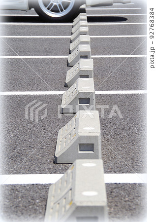 駐車場の駐車枠に乗用車をバックで駐車した状態（イラスト風） 92768384