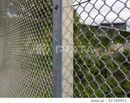 フェンスと影 92768952