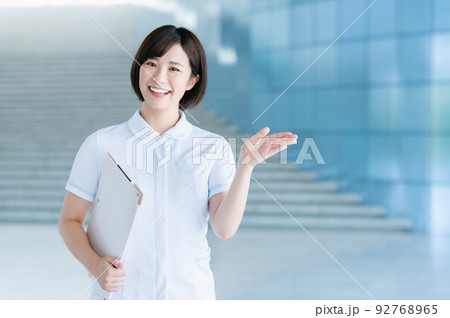 案内する若い看護師 92768965