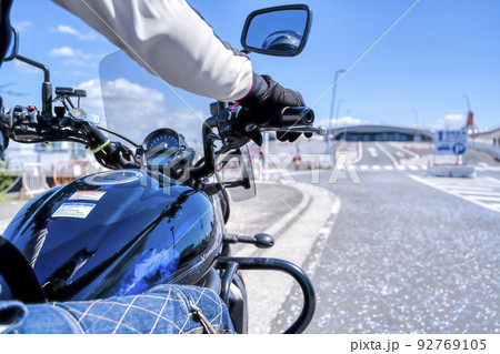大型アメリカンバイクで横浜をツーリングする女性ライダーのイメージカット　手 92769105