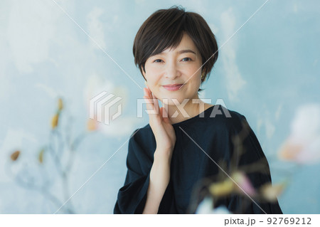 黒いカットソーの女性 黒いカットソーの女性 92769212