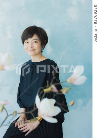 黒いカットソーの女性 黒いカットソーの女性 92769220