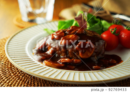 ハンバーグステーキ・ソースシャスール(キノコのソース) ハンバーグステーキ・ソースシャスール(キノコのソース) 92769433