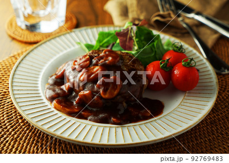 ハンバーグステーキ・ソースシャスール(キノコのソース) ハンバーグステーキ・ソースシャスール(キノコのソース) 92769483