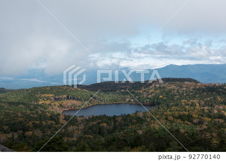 長野県南佐久郡の北八ヶ岳のメルヘン街道沿いの白駒池/白駒の森の高見石から観える紅葉と青空と雲 長野県南佐久郡の北八ヶ岳のメルヘン街道沿いの白駒池/白駒の森の高見石から観える紅葉と青空と雲 92770140