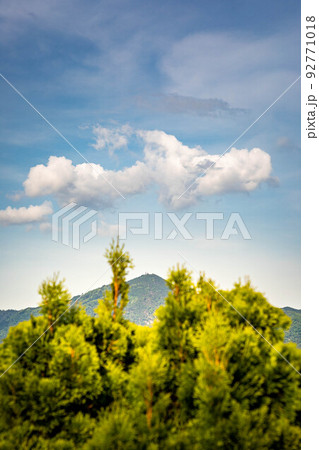 北大路から眺めた初夏の空と比叡山 北大路から眺めた初夏の空と比叡山 92771018