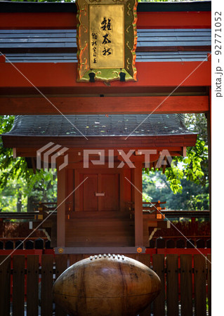 下鴨神社・糺の森、関西ラグビーの聖地・雑太社のラグビーボール型の賽銭箱 92771052