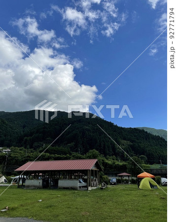 キャンプ場の山と青空 92771794