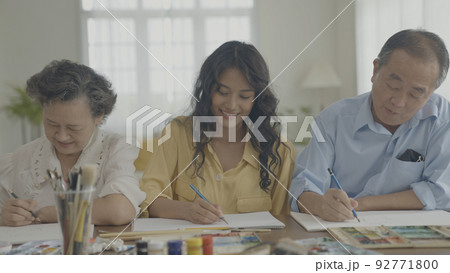 Artist concept of 4k Resolution. Asian families drawing together in the living room. Artist is creating work. Leisure activities and hobbies. 92771800