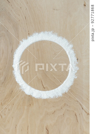 flour powder sprinkled in circle on board 92771868