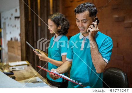 receptionist takes a phone call and takes notes 92772247