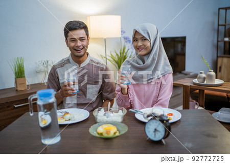 muslim couple having breakfast or sahur early morning muslim couple having breakfast or sahur early morning 92772725