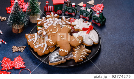 Delicious gingerbread cookies with honey, ginger and cinnamon Delicious gingerbread cookies with honey, ginger and cinnamon 92774279