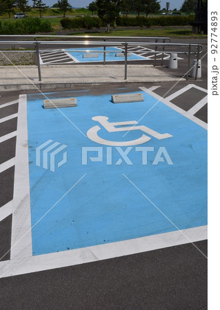 思いやり駐車場 車椅子マーク 92774893