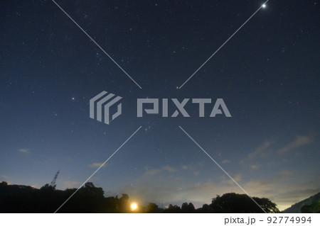 北杜市白州町、夜明け前の東の空、にぎやかな星空 92774994