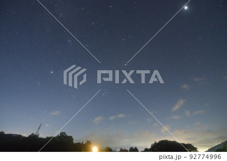 北杜市白州町、夜明け前の東の空、にぎやかな星空 92774996