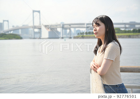 お台場の桟橋で海を眺める女性 お台場の桟橋で海を眺める女性 92776501