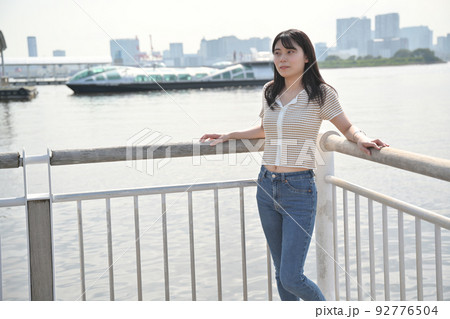 お台場の桟橋で海を眺める女性 お台場の桟橋で海を眺める女性 92776504