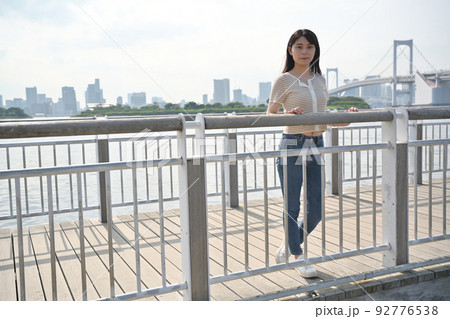 お台場の桟橋で海を眺める女性 お台場の桟橋で海を眺める女性 92776538