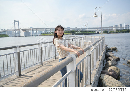 お台場の桟橋で海を眺める女性 92776555