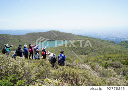 群馬県　赤城山　地蔵岳山頂付近から、小沼方面を見る　2022年5月29日 92776846