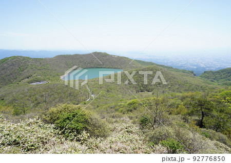 群馬県　赤城山　地蔵岳山頂付近から、小沼、血の池、銚子の伽藍が見える　2022年5月29日 92776850