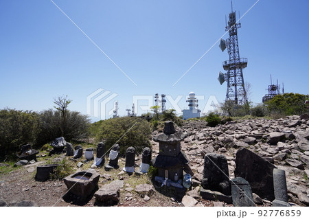 群馬県　赤城山　地蔵岳山頂付近にあるアンテナ群を見る　2022年5月29日 92776859