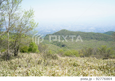 群馬県　赤城山　地蔵岳山頂の南側から銚子の伽藍方面を見る　2022年5月29日 92776864