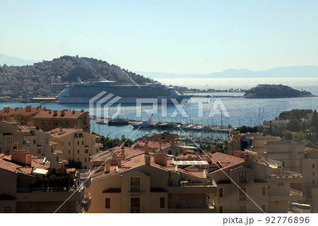 大型クルーズ船の寄港地のクシャダス港 92776896