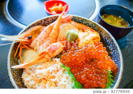 贅沢な大盛り海鮮丼【カニ、イクラ、エビ、ウニ、ホタテ、イカ】 贅沢な大盛り海鮮丼【カニ、イクラ、エビ、ウニ、ホタテ、イカ】 92776930