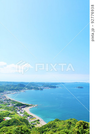 千葉県　青空と青い海の房総半島（鋸山からの展望） 92776938