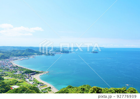 千葉県　青空と青い海の房総半島（鋸山からの展望） 92776939