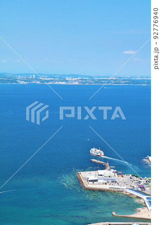 千葉県　青空と東京湾　フェリー船が行く 92776940