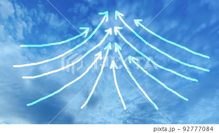 集中して上に上がる矢印_青空背景 集中して上に上がる矢印_青空背景 92777084
