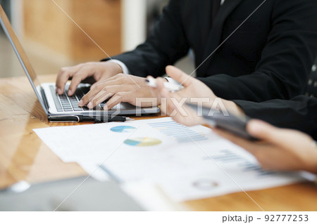 Businessmen teamwork meeting to discuss the investment. 92777253