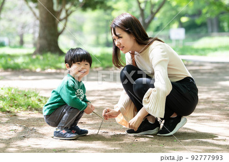 公園で遊ぶ男の子と母親・育児・子育てイメージ 公園で遊ぶ男の子と母親・育児・子育てイメージ 92777993