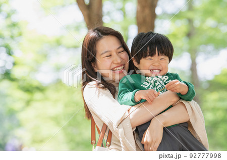 公園で遊ぶ男の子と母親・育児・子育てイメージ 92777998