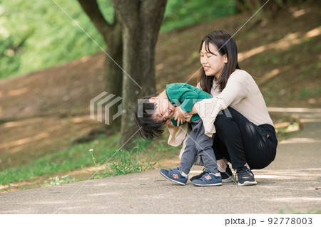 イヤイヤ期の男の子と母親・反抗期の子育て イヤイヤ期の男の子と母親・反抗期の子育て 92778003