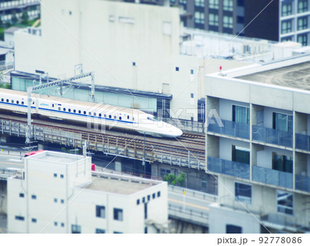 ビルを縫うように走る新幹線 92778086