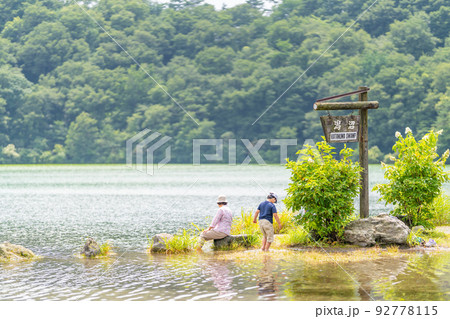 潟沼 祖母と孫 水遊び 潟沼 祖母と孫 水遊び 92778115