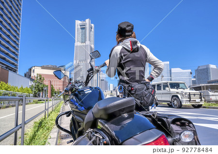 大型アメリカンバイクで横浜をツーリングする女性ライダーのイメージカット 大型アメリカンバイクで横浜をツーリングする女性ライダーのイメージカット 92778484