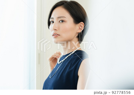 シャツを羽織る女性 92778556