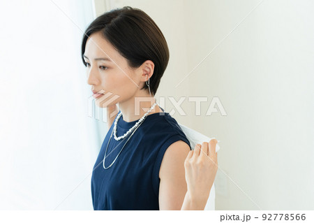 シャツを羽織る女性 シャツを羽織る女性 92778566