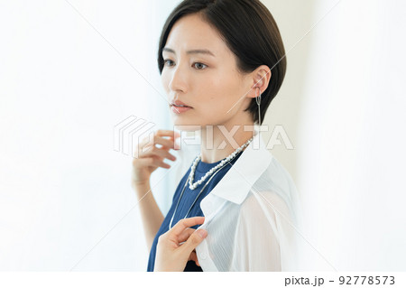 シャツを羽織る女性 シャツを羽織る女性 92778573