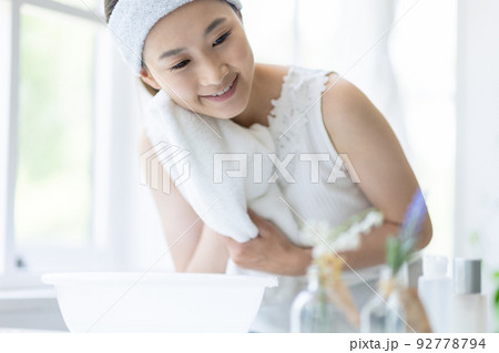顔を拭く女性 顔を拭く女性 92778794
