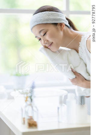 顔を拭く女性 顔を拭く女性 92778795