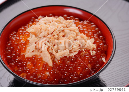 鮭の親子丼 92779041