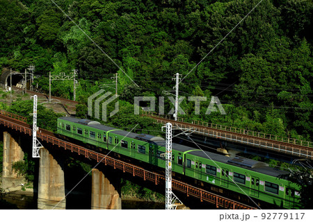 第六大和川橋梁を走る201系普通電車(ビビッド調) 第六大和川橋梁を走る201系普通電車(ビビッド調) 92779117